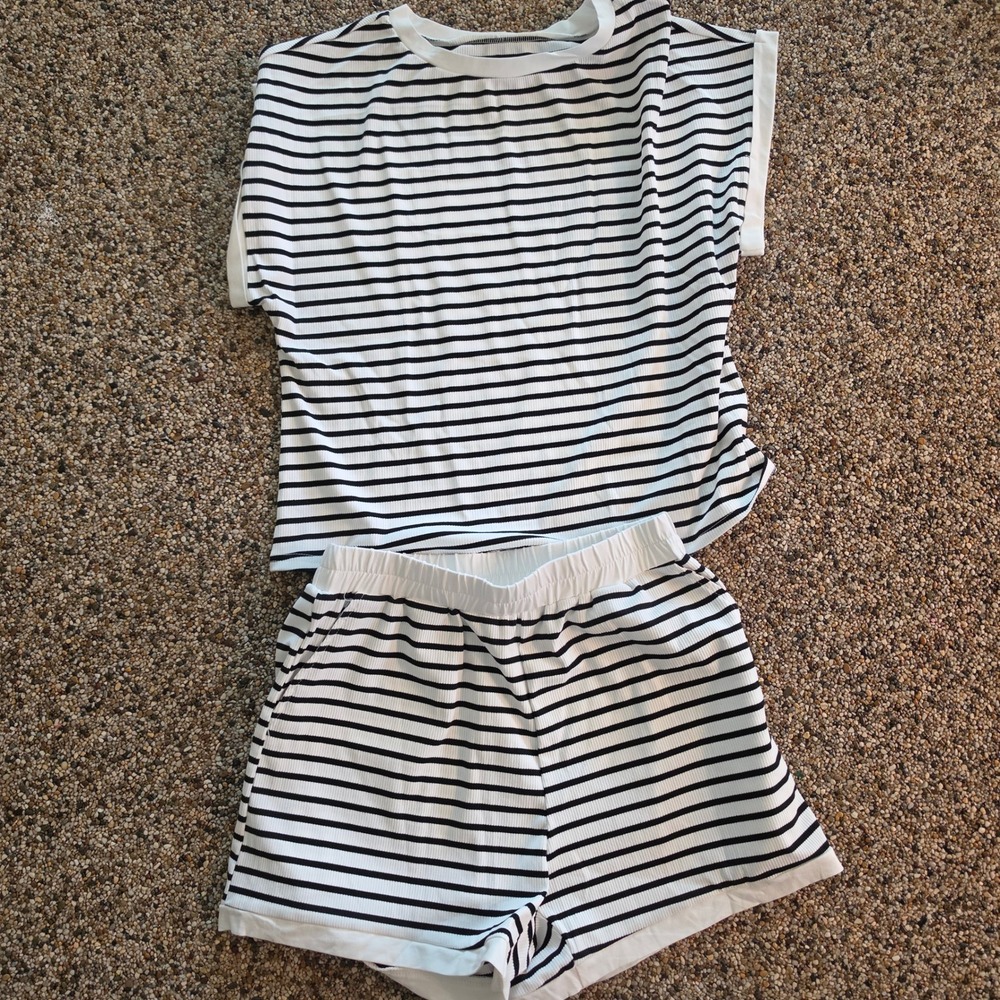 Belle & Beau Womens Small Striped Ribbed Short Sleeve Shirt and Shorts Set Black